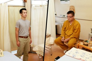 まずは、両足を開いて立ってもらい、全身の“気”の流れを観察し“気”の滞る場所、治療する場所をチェックします。望診（ぼうしん）